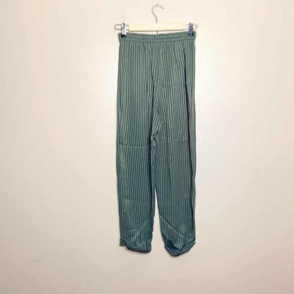 CLEARANCE! Green Weathervane Cropped Pants Junior’s 3 EUC - Picture 2 of 6